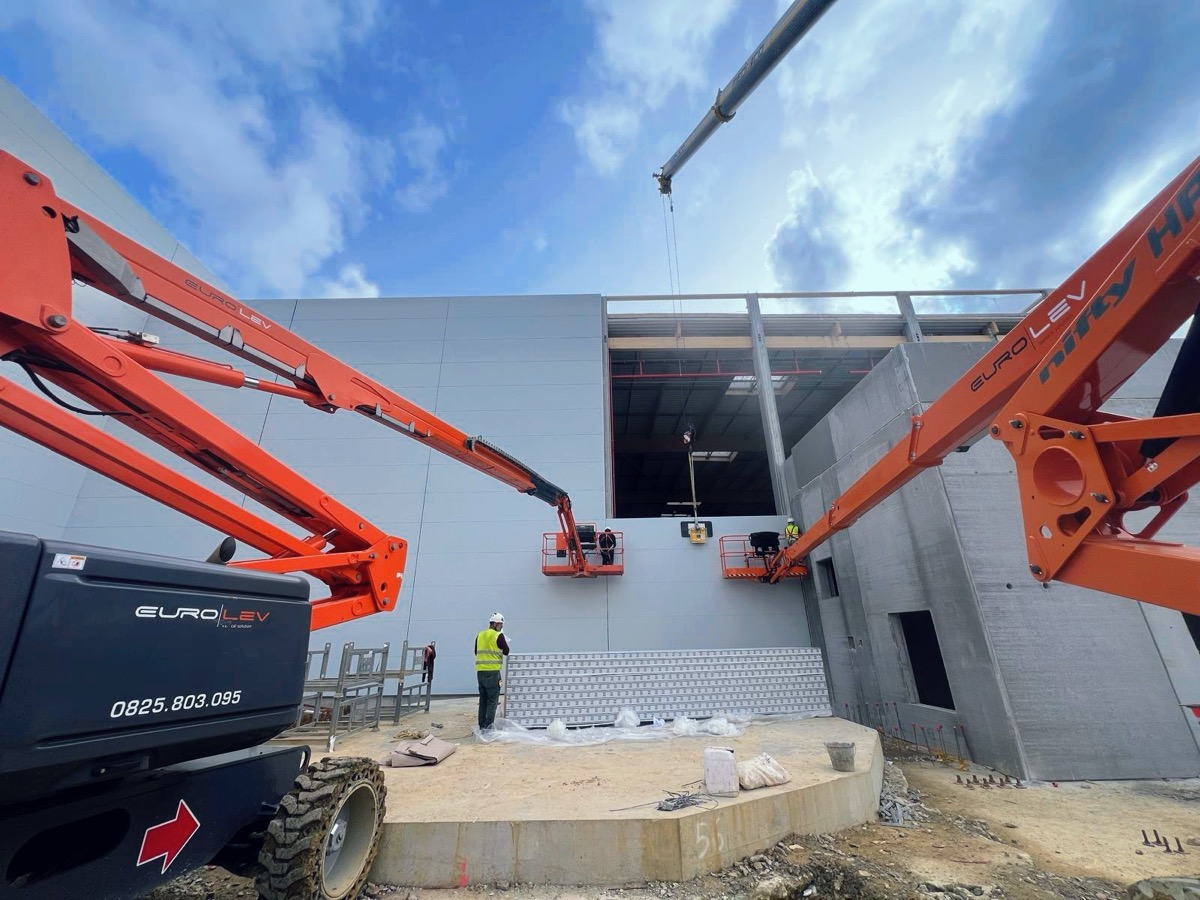 Palonnier à ventouses sur grand chantier facade avec nacelles — MTLOC Palonniers