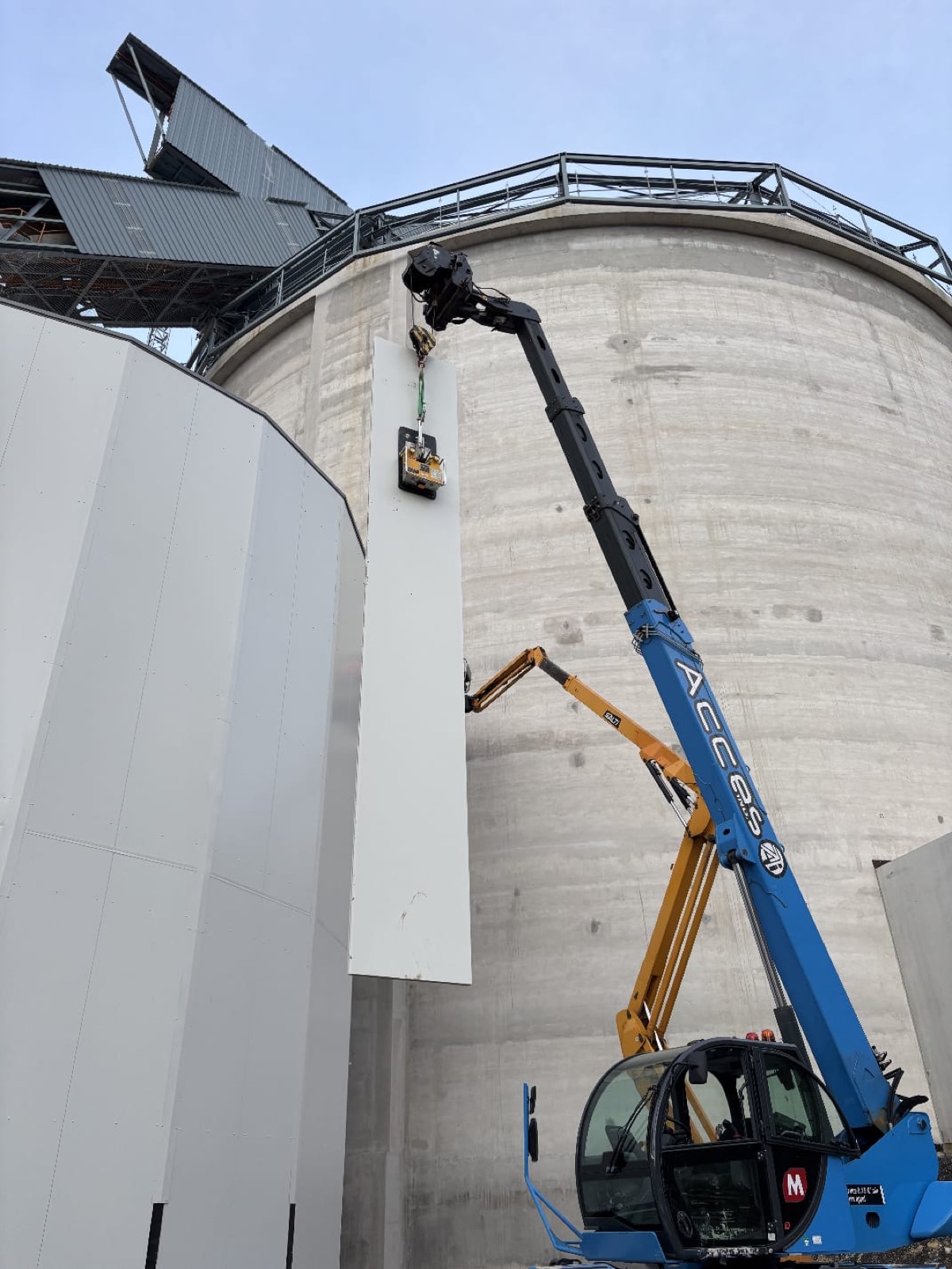 Chantier de bardage de silo, accès en hauteur au télescopique — MTLOC