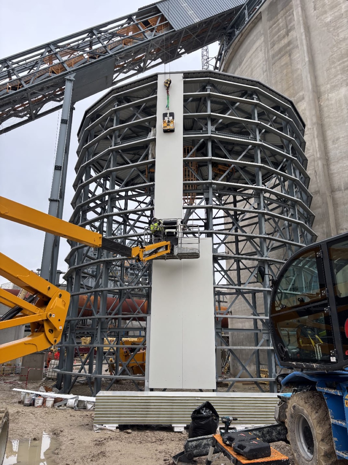 Palonnier à ventouses et nacelle — pose panneaux bardage sur silo chantier MTLOC
