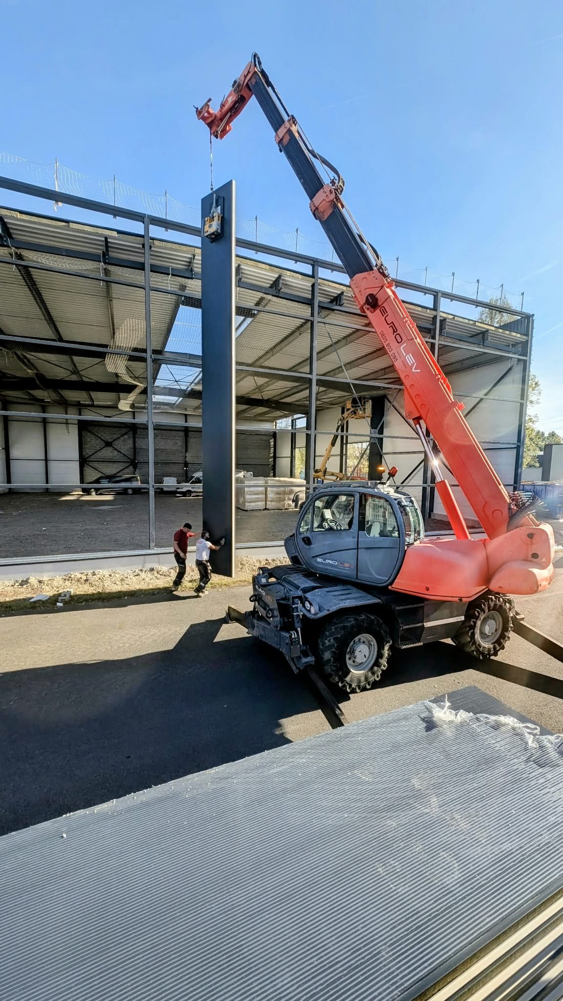 Télescopique et bacs acier prêts à poser, chantier de couverture à la ventouse de levage — MTLOC